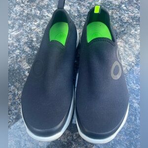 Oofos OOmg Low Womens  9 Shoes Slip On Black Recovery Sneaker Comfort Mesh Gym